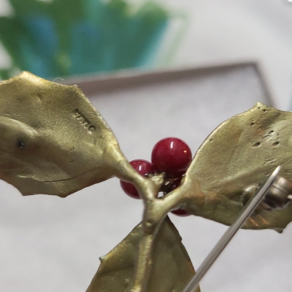 Met Museam of Art Vintage Holly brooch - Picture 7 of 9